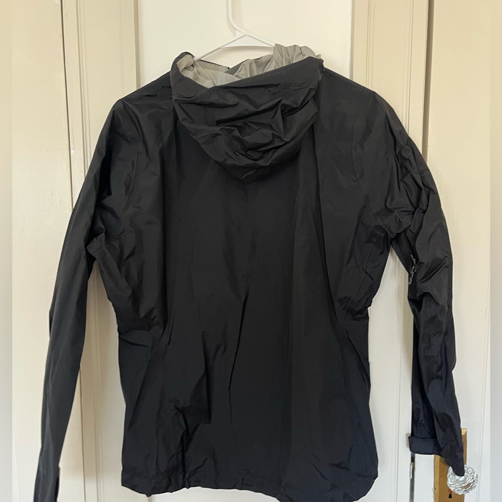 Women’s Patagonia rain jacket - Picture 3 of 3